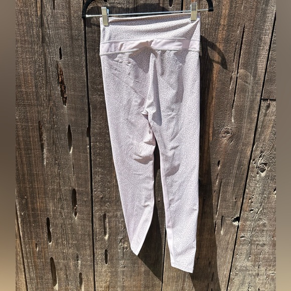 NWT All Fenix Anthropologie Colorblock Cheetah 7/8 Legging in Gray & Pink - Picture 2 of 8